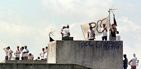 Traficantes ligados ao Primeiro Comando da Capital (PCC) durante uma rebelião no presídio de Sorocaba. Foto Marie Hippenmeyer/AFP