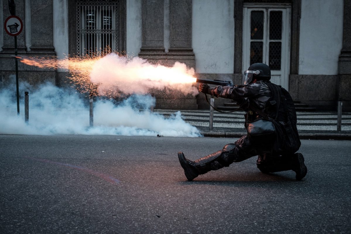 Policial dispara uma bomba de gás durante manifestação no Centro do Rio. Foto Yasuyoshi Chiba/AFP