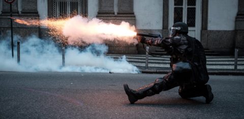 Policial dispara uma bomba de gás durante manifestação no Centro do Rio. Foto Yasuyoshi Chiba/AFP