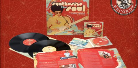 Capa e encarte de “Synthesize the soul – Astro-atlantic hypnotica from the Cape Verde islands 1973-1988”. Foto Divulgação