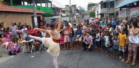 Amanda dança para os vizinhos no bairro de Cosmorama, em Mesquita. Foto Celina Cortes