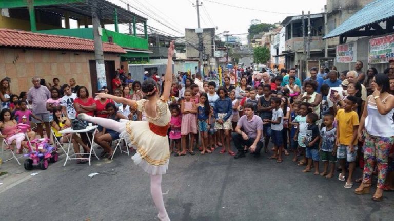 Amanda dança para os vizinhos no bairro de Cosmorama, em Mesquita. Foto Celina Cortes