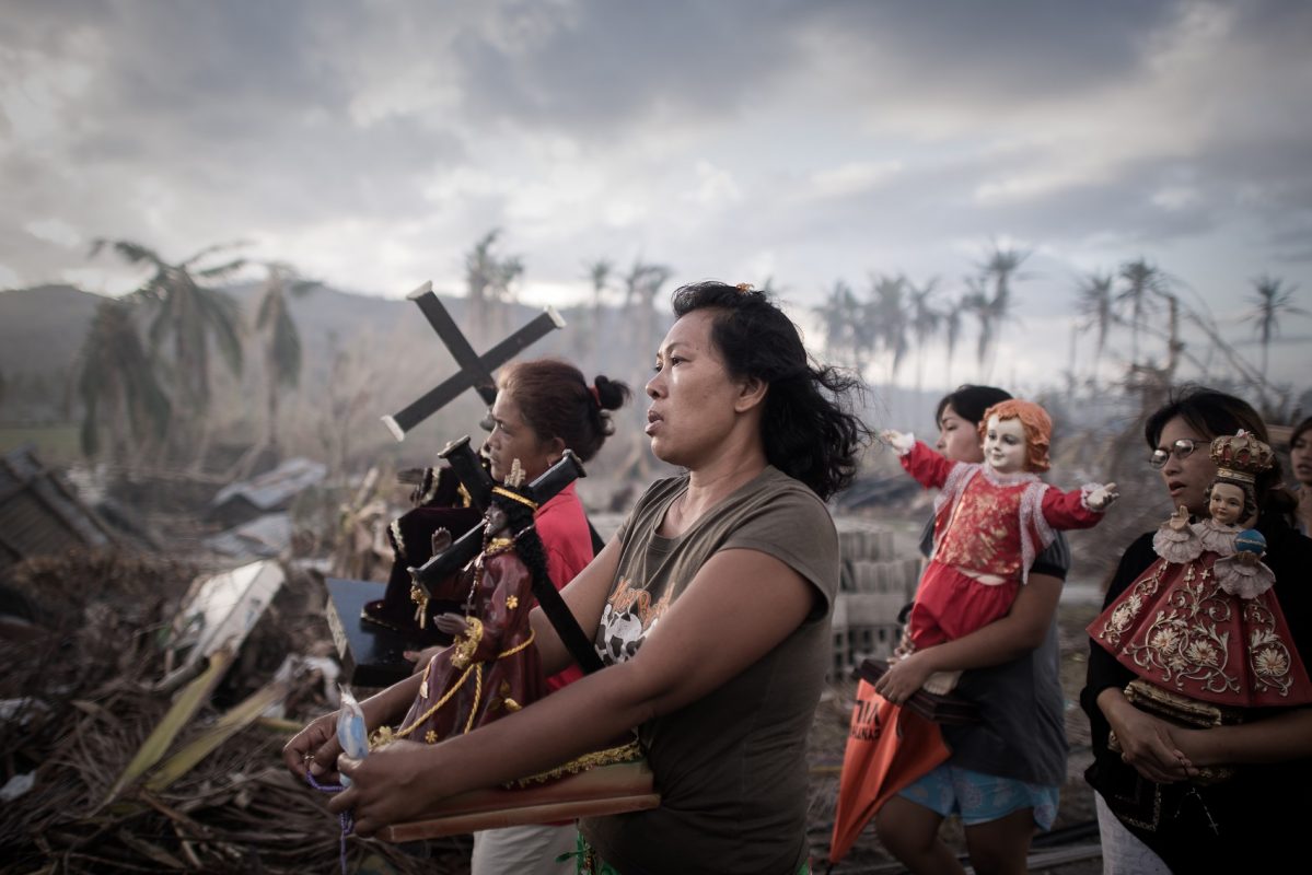 Sobreviventes do tufão nas Filipinas. Foto Philippe Lopez/AFP