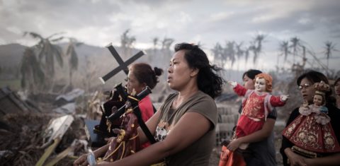Sobreviventes do tufão nas Filipinas. Foto Philippe Lopez/AFP