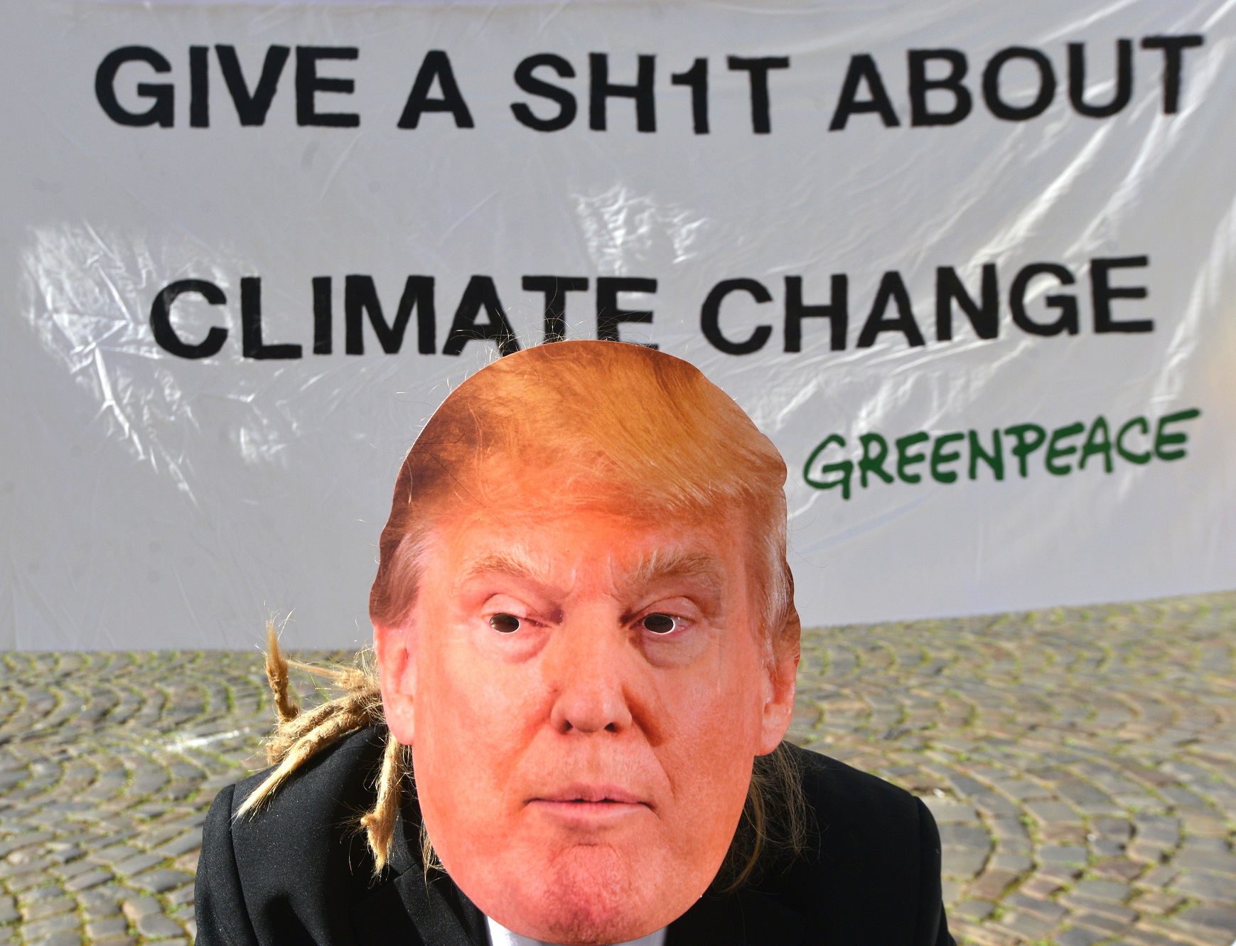 Ativistas do Greenpeace protestam contra a decisão dos EUA de deixar o Acordo de Paris. Foto Michal Cizek/AFP