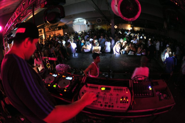 Baile funk na Rocinha. Foto de Christophe Simon/ AFP
