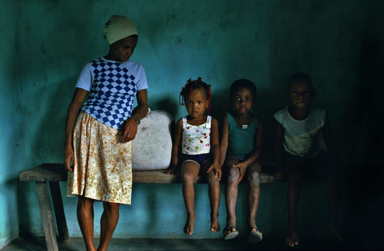 Mae e seus tres filhos na Bahia. Foto de Bernard Foubert/ Photononstp/ AFP