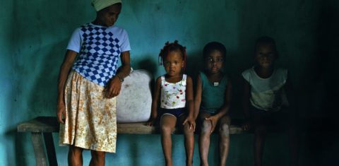 Mae e seus tres filhos na Bahia. Foto de Bernard Foubert/ Photononstp/ AFP