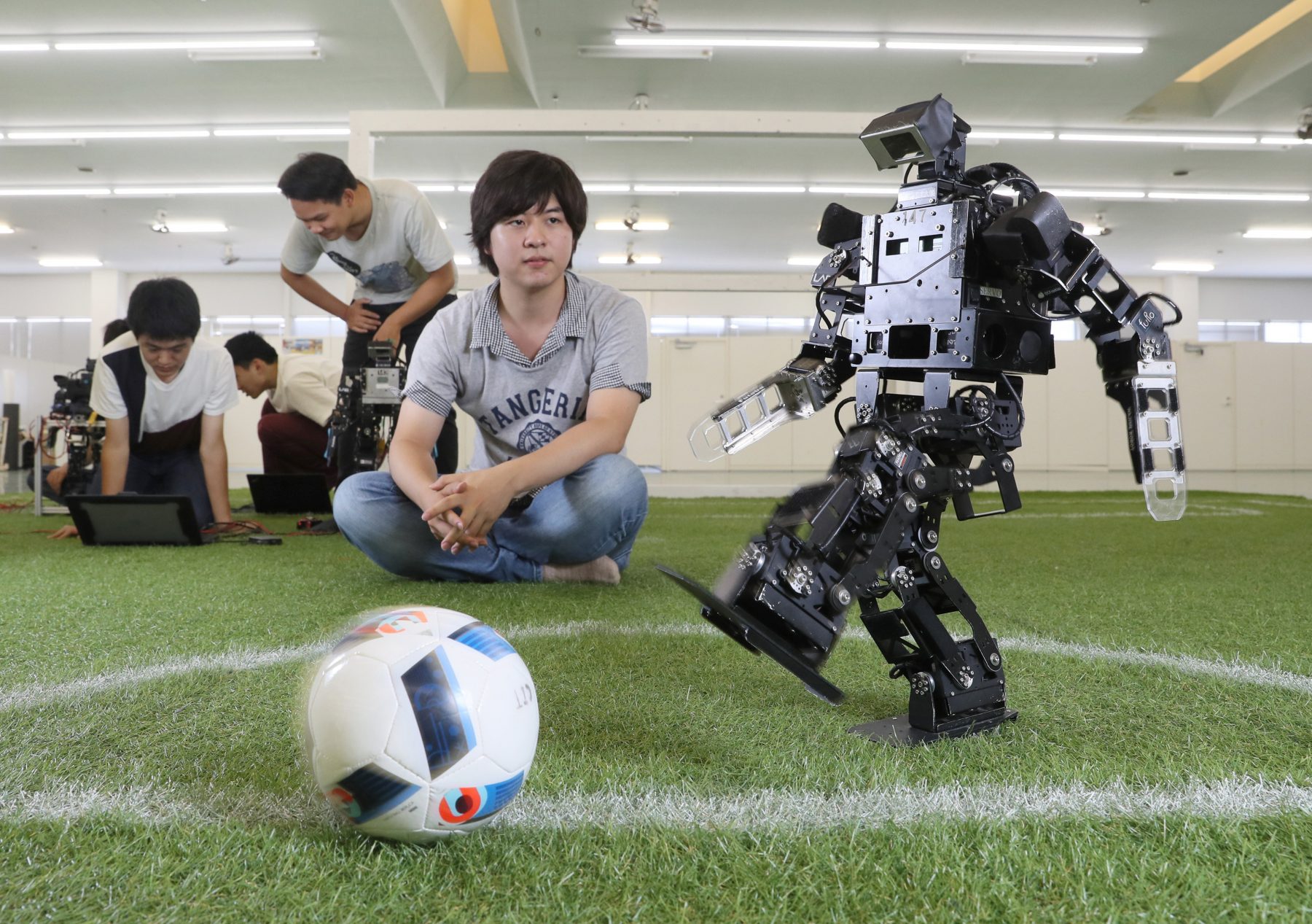 Jogo de futebol com robô. Foto de Reiri Kurihara/ Yomiuri/ The Yomiuri Shimbun/ AFP