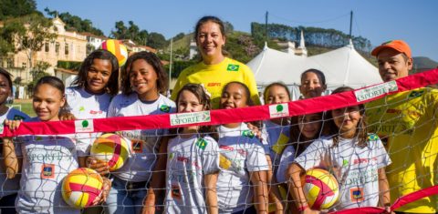 Ana Moser e alunos. Foto de Celia Santos