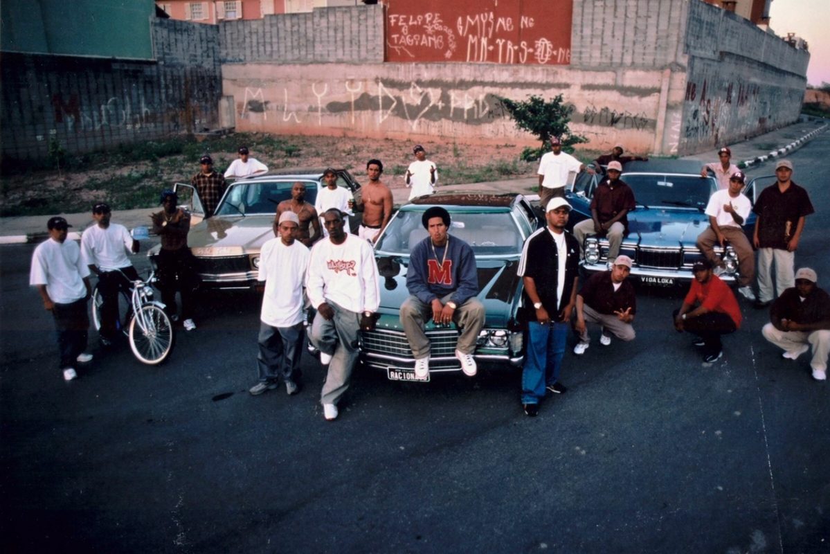 O grupo em 2001, no Capão Redondo, periferia de SP, onde tudo começou (Foto: divulgação/Klaus Mitteldorf)