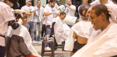Samba e barbearia improvisada na calçada. Foto: Lorena Mossa/Divulgação