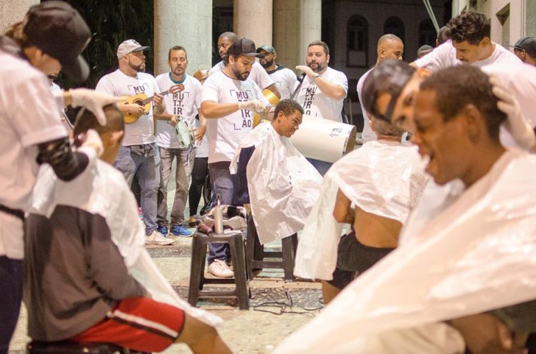 Samba e barbearia improvisada na calçada. Foto: Lorena Mossa/Divulgação