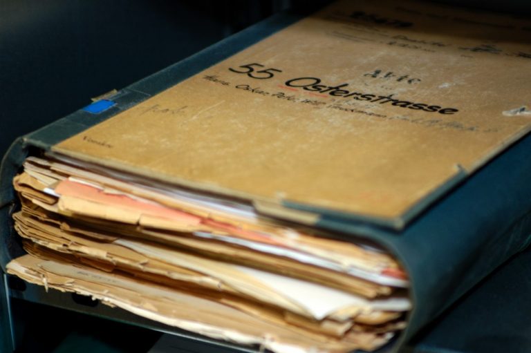 A poeira das horas: numa repartição pública o tempo corre diferente (Foto: Jens Schierenbeck/AFP)