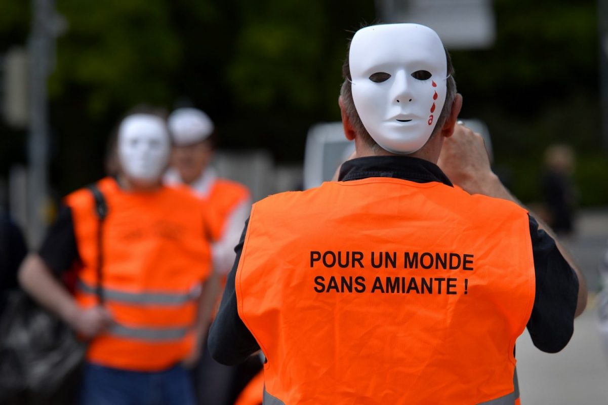 Manifestantes na Suíça pedem um mundo sem amianto. Foto Fabrice Coffrini/AFP