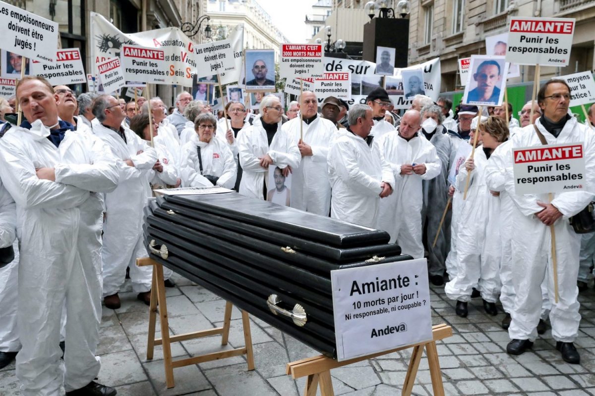 Vítimas do amianto protestam na França carregando um caixão. Foto Michel Stoupark/Citizenside