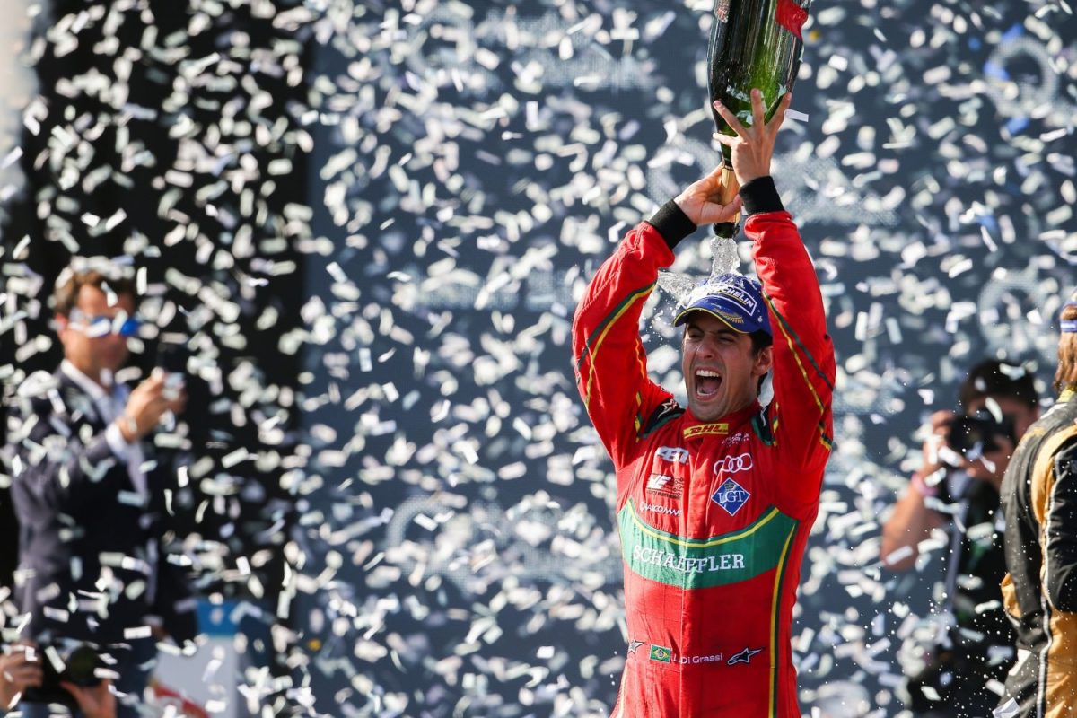 O brasileiro Lucas Di Grassi comemora o título da temporada de Fórmula E. Foto Antonio Vincent/DPPI