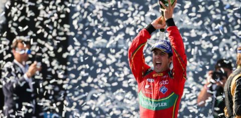 O brasileiro Lucas Di Grassi comemora o título da temporada de Fórmula E. Foto Antonio Vincent/DPPI