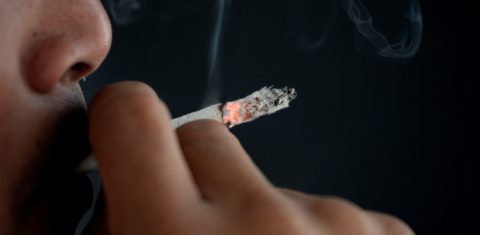 A nicotina e outras milhares de substâncias (mais de sete mil) atuam rapidamente pelo corpo, atingindo os mesmos receptores cerebrais que a cocaína. Foto Noel Celis/AFP