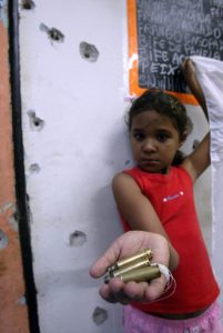 Favelas cariocas: balas nas mãos das crianças, uma rotina infeliz. Foto Custódio Coimbra