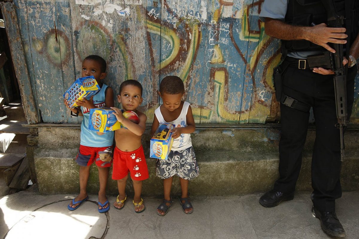 Crianças e fuzis, duas presenças constantes nas imagens das favelas cariocas. Foto Custódio Coimbra