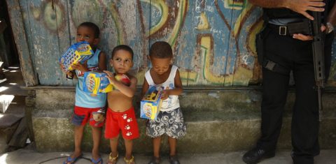 Crianças e fuzis, duas presenças constantes nas imagens das favelas cariocas. Foto Custódio Coimbra