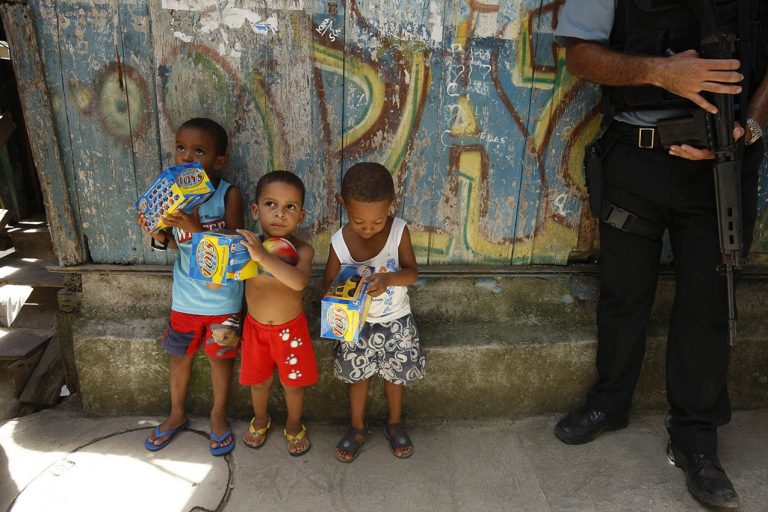 Crianças e fuzis, duas presenças constantes nas imagens das favelas cariocas. Foto Custódio Coimbra