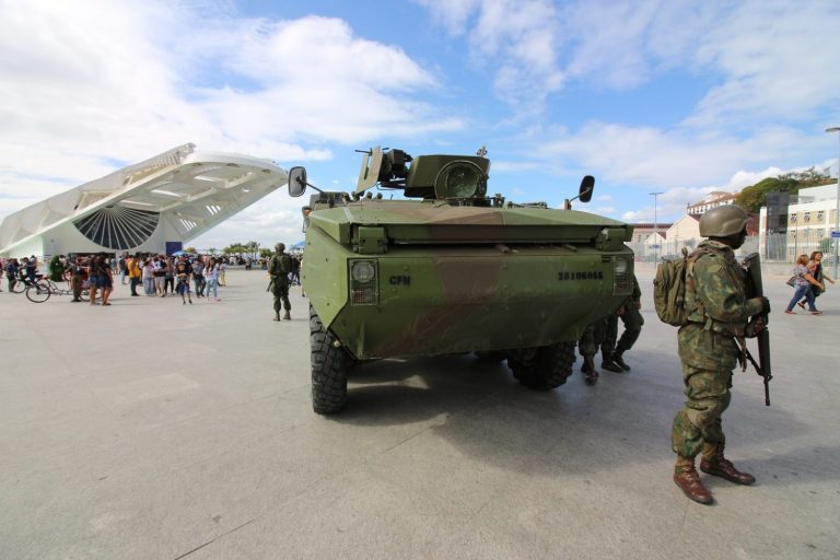 Blindado da marinha marcando presença em frente ao Museu do Amanhã. Foto Luiz Souza/NurPhoto