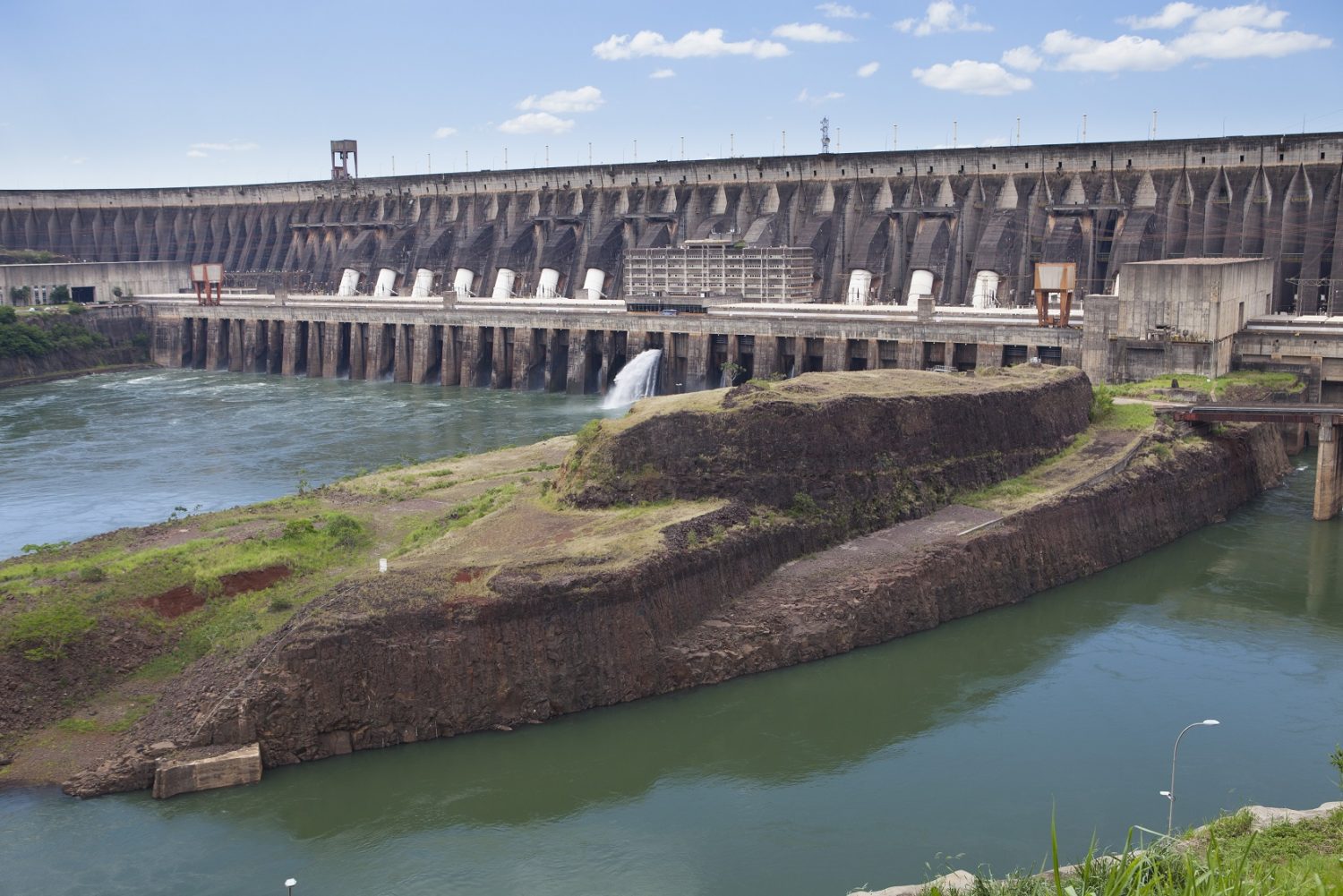 Uma das dúvidas sobre a privatização da Eletrobras é o destino de Itaipu. Combinamos com os paraguaios? Foto Antoine BOUREAU / Photononstop