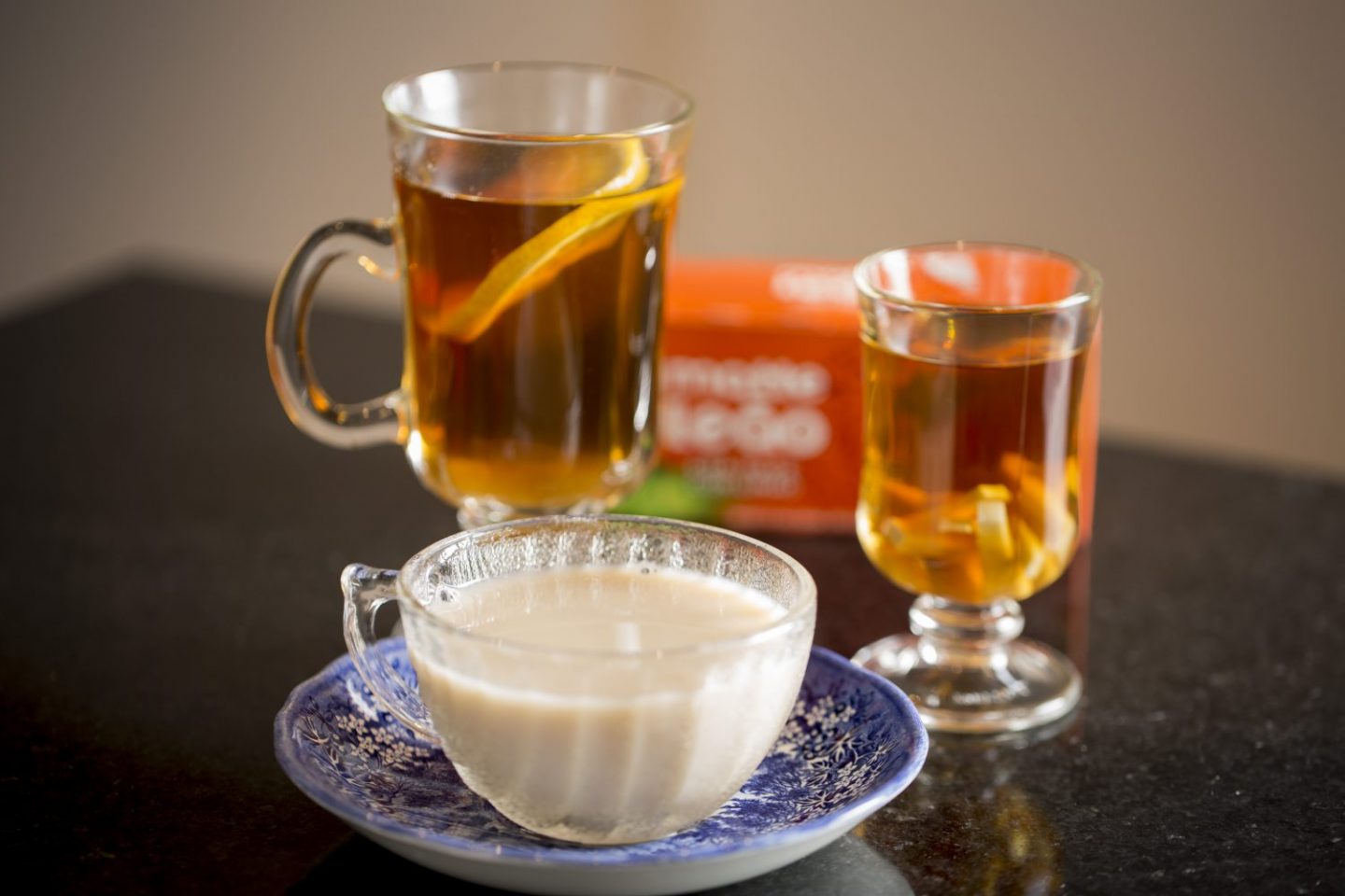 Para os verdes, a temperatura ideal é entre 80 e 85 graus; para os pretos, torrados, entre 85 e 98 graus (Foto de Simone Marinho)