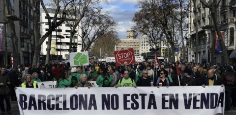 Protesto contra o turismo sem controle, nas Ramblas, a área mais movimentada de Barcelona, em janeiro deste ano (Foto Lluis Gene/AFP)