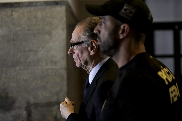 Carlos Arthur Nuzman deixa a Polícia Federal: o cartola é acusado de subornar membros do COI (Foto Luciano Belford / AGIF)
