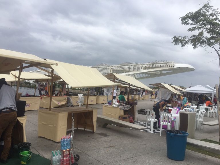 O Boulevard Olímpico, idealizado para os pedestres, hoje ocupado por barracas. Foto Joaquim Ferreira dos Santos