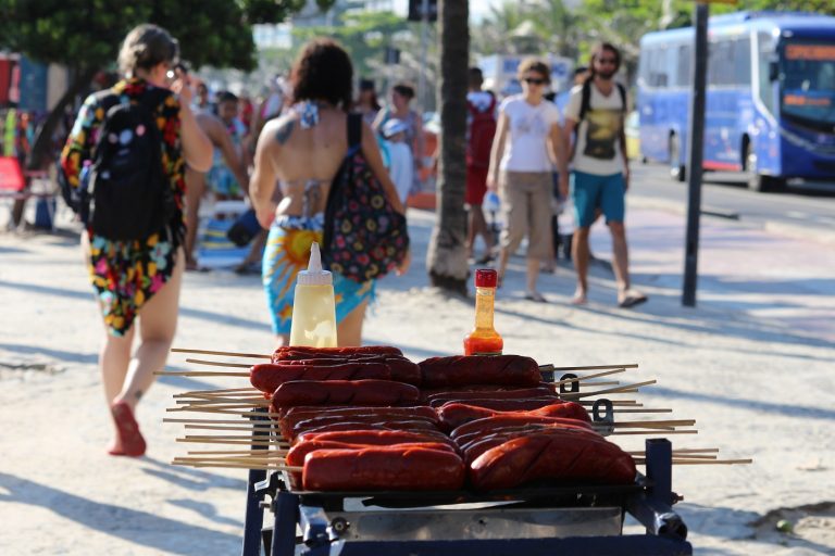 No meio do caminho havia um salsichão, um skate, uma bicicleta e quem sabe até um tanque do Exército. Foto Luiz Souz/NurPhoto