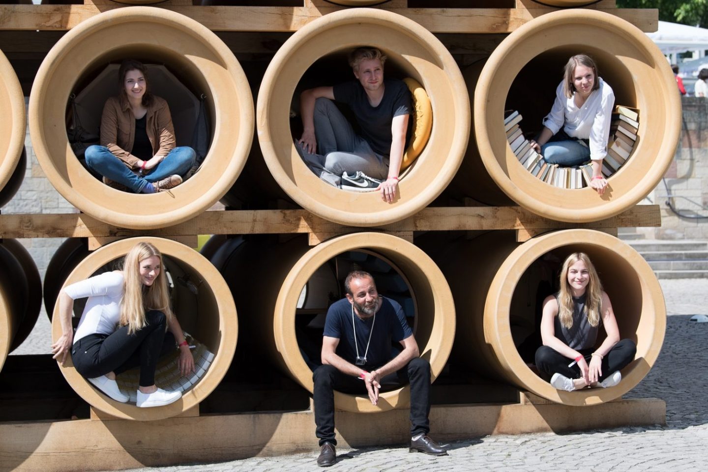 Instalação do artista Hiwa K. na exposição "Quando estávamos exalando imagens" , em Kassel, na Alemanha. Foto Swen Pförtner