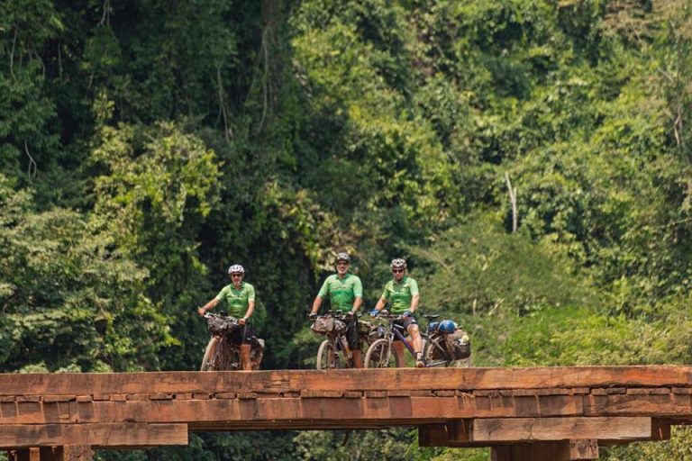 O trio composto pelo astronauta Chris Cassidy (meio), e os pesquisadores do Ipam Paulo Moutinho (esquerda) e Osvaldo Stella (direita). Foto Transamazonica25