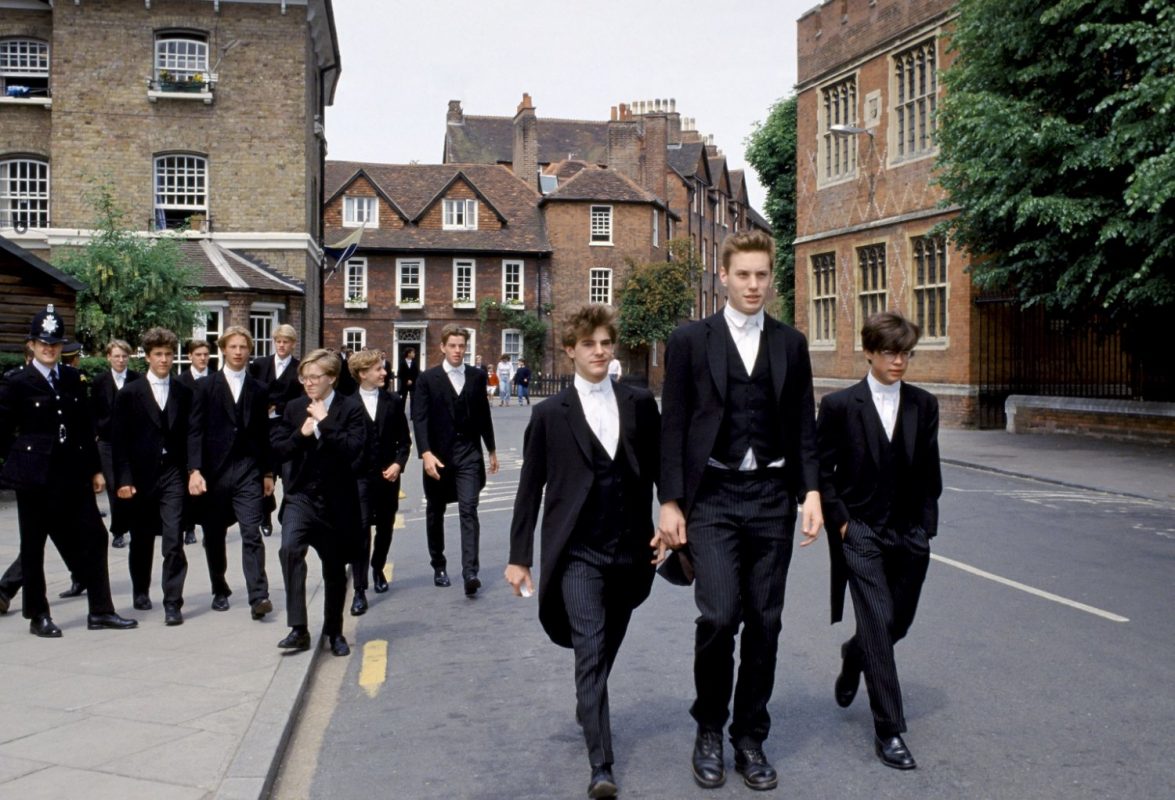Os jovens e elegantes rapazes do Eton College no intervalo entre as aulas. Foto TIM GRAHAM / Robert Harding Heritage
