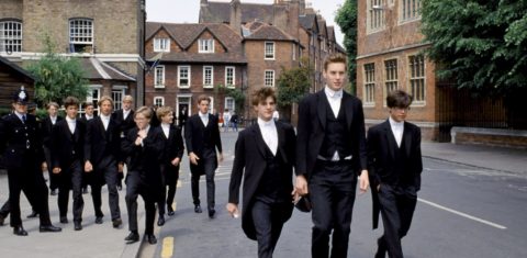 Os jovens e elegantes rapazes do Eton College no intervalo entre as aulas. Foto TIM GRAHAM / Robert Harding Heritage