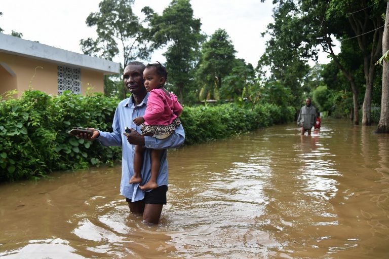 Uma das muitas ruas inundadas no Haiti depois da passagem do furacão Irma. Foto Hector Retamal/AFP
