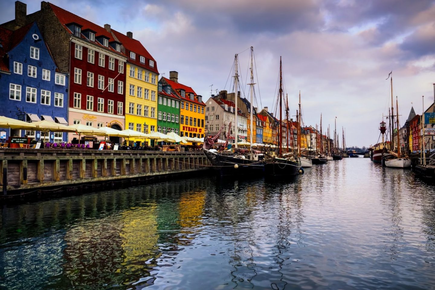 Os investimentos em mobilidade e redução das emissões de carbono fazem com que Copenhague seja uma presença constante nas listas de melhores cidades do mundo. Foto Jim Nix / Robert Harding Premium