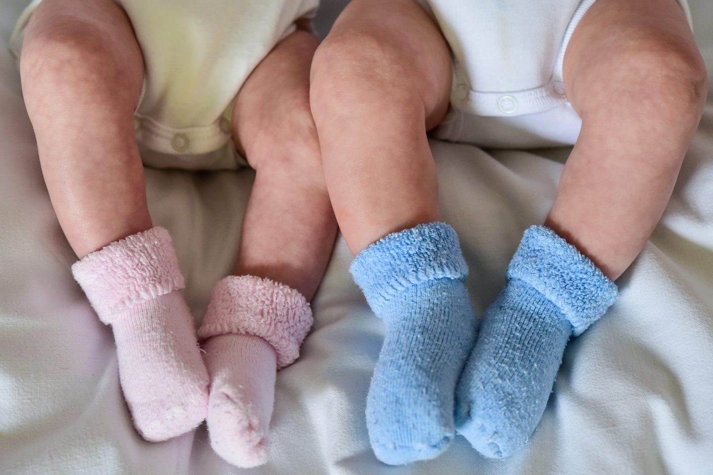 A construção social que faz meninas usarem rosa e meninos, azul (Foto: Patrick Pleul/dpa)