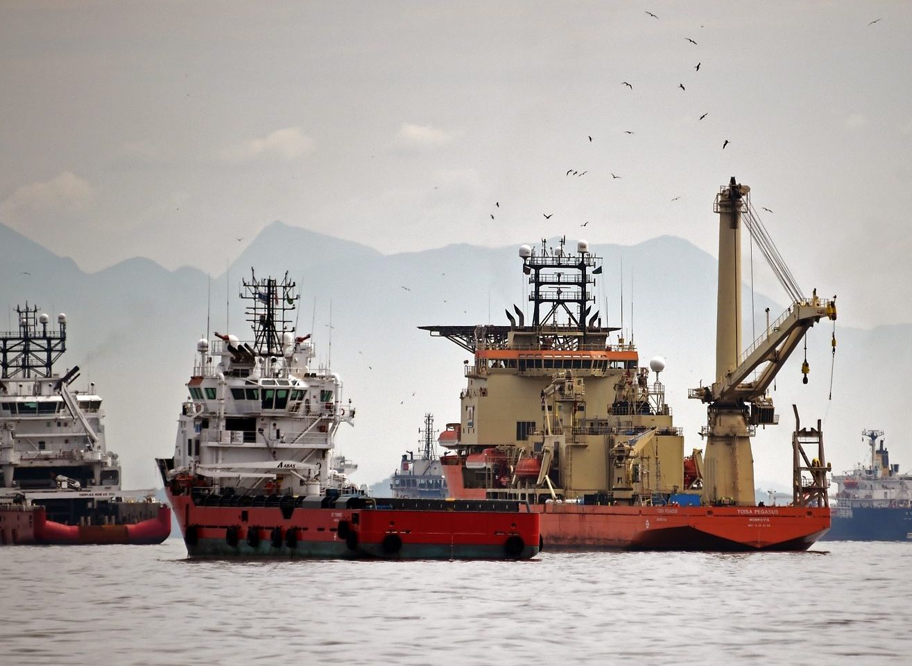 Relatório da Petrobras mostra que , em 2014, a Guanabara servia de estacionamento para 91,38% de todas as embarcações envolvidas na exploração do pré-sal. Foto Vanderlei Almeida/AFP
