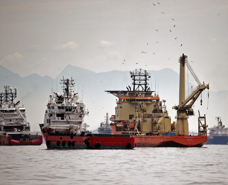 Relatório da Petrobras mostra que , em 2014, a Guanabara servia de estacionamento para 91,38% de todas as embarcações envolvidas na exploração do pré-sal. Foto Vanderlei Almeida/AFP
