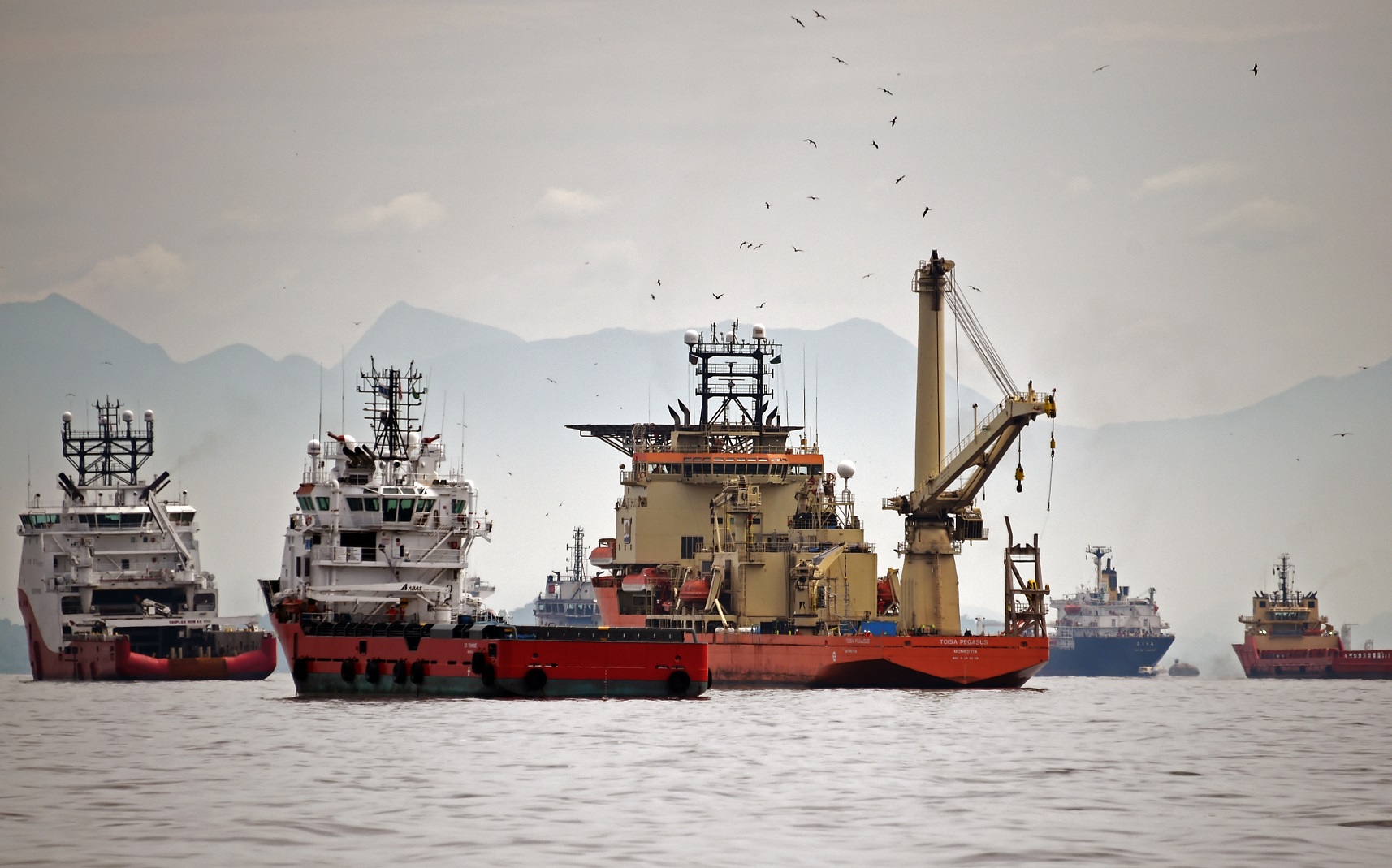 Relatório da Petrobras mostra que , em 2014, a Guanabara servia de estacionamento para 91,38% de todas as embarcações envolvidas na exploração do pré-sal. Foto Vanderlei Almeida/AFP