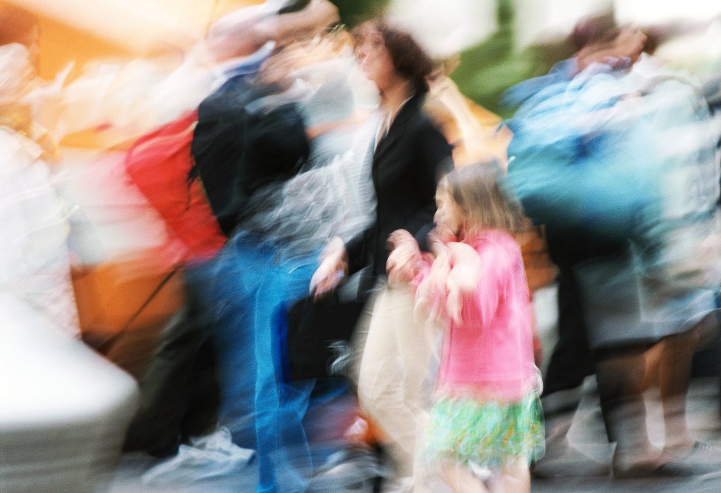 As ruas estão tomadas por zumbis catatônicos, todos olhando para o chão, a cabeça curvada a um novo senhor mais poderoso. Foto Frédéric Cirou / AltoPress / PhotoAlto