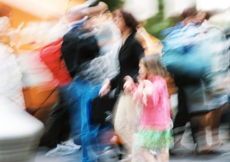 As ruas estão tomadas por zumbis catatônicos, todos olhando para o chão, a cabeça curvada a um novo senhor mais poderoso. Foto Frédéric Cirou / AltoPress / PhotoAlto