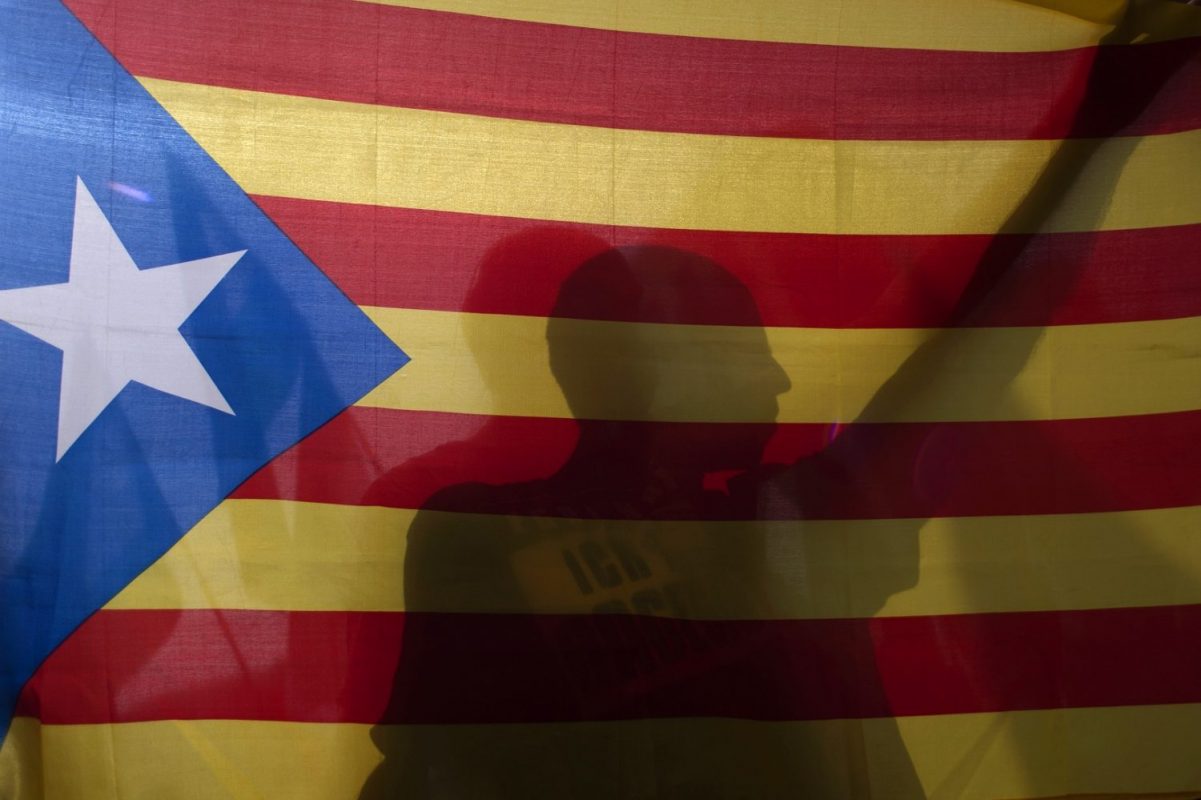 Partidário do movimento pró-independência carrega a bandeira da Catalunha no dia do plebiscito. Foto Jorge Guerrero/AFP