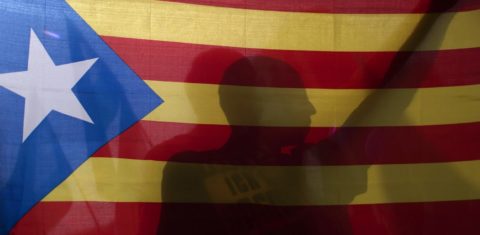 Partidário do movimento pró-independência carrega a bandeira da Catalunha no dia do plebiscito. Foto Jorge Guerrero/AFP