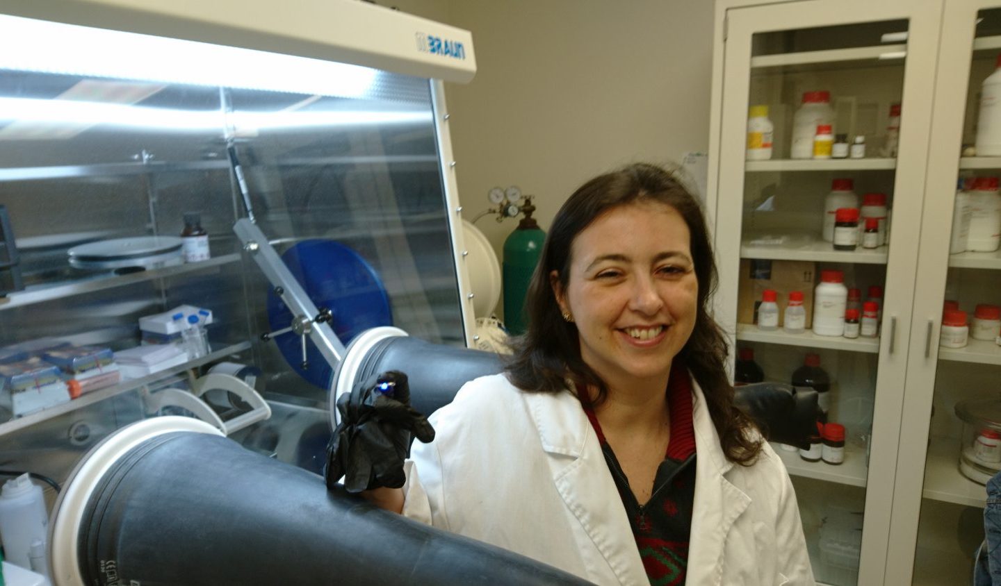 A cientista Helena Braga no laboratório no Texas (Foto divulgação)