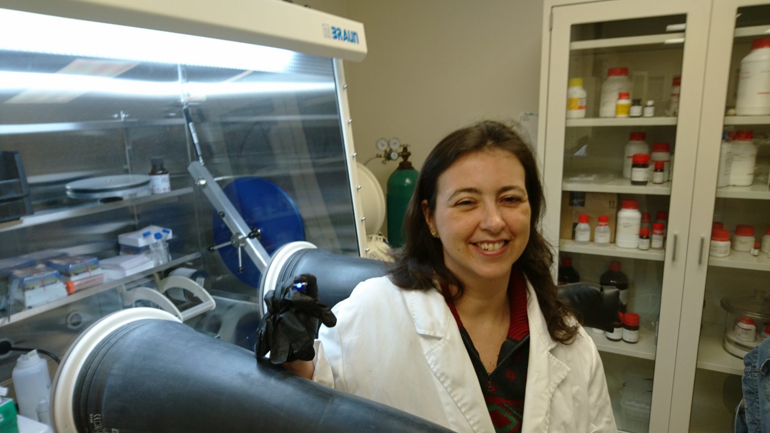 A cientista Helena Braga no laboratório no Texas (Foto divulgação)